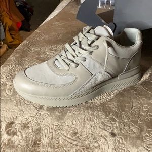 Everlane grey suede sneakers 👟